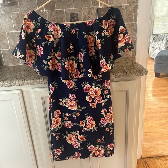 Small fitted floral dress - Picture 1 of 2
